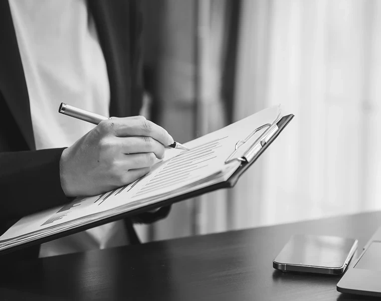 Avocat prenant des notes