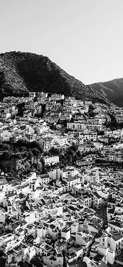 Vue aérienne d'une ville en montagnes en Espagne