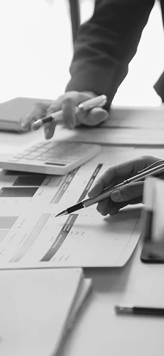 Avocats discutant autour d'un graphique